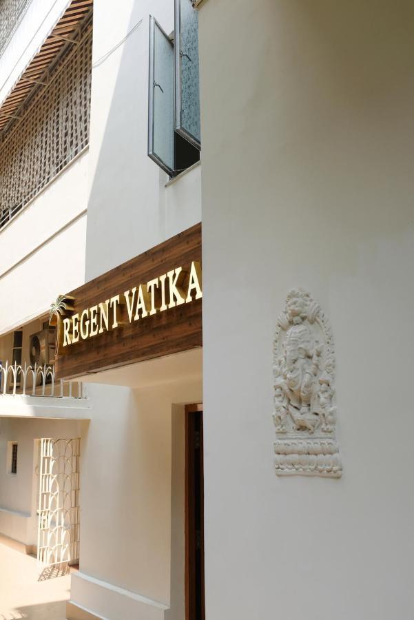Regent Vatika Hotel Колката Екстериор снимка