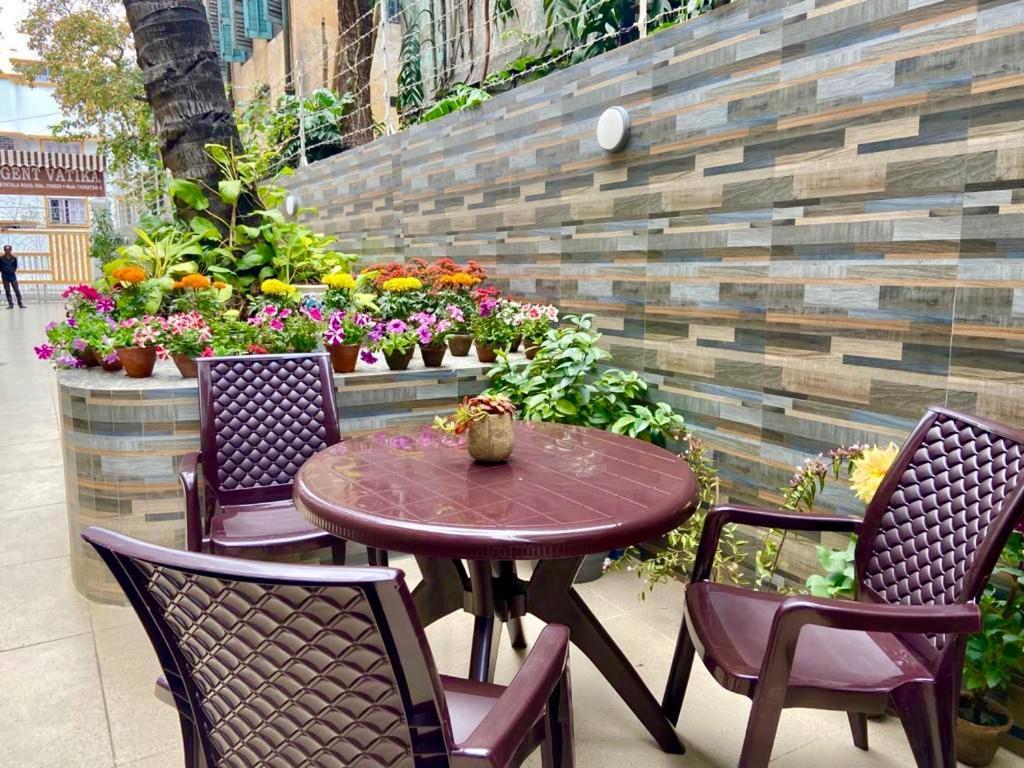 Regent Vatika Hotel Колката Екстериор снимка