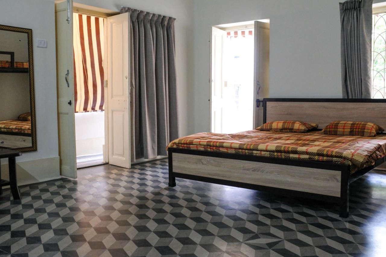 Regent Vatika Hotel Колката Екстериор снимка